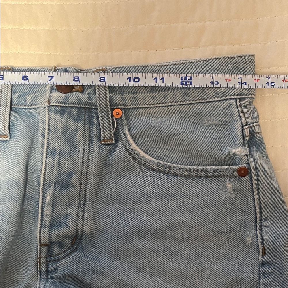 Madewell Relaxed Denim Shorts in Cedarcroft Light Blue Wash with Frayed Ends - Picture 13 of 16